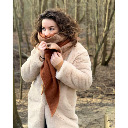 Shawl Lausanne Camel gedragen door vrouw