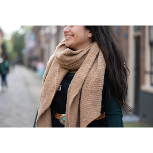 Shawl Saas Fee Naturel gedragen door vrouw
