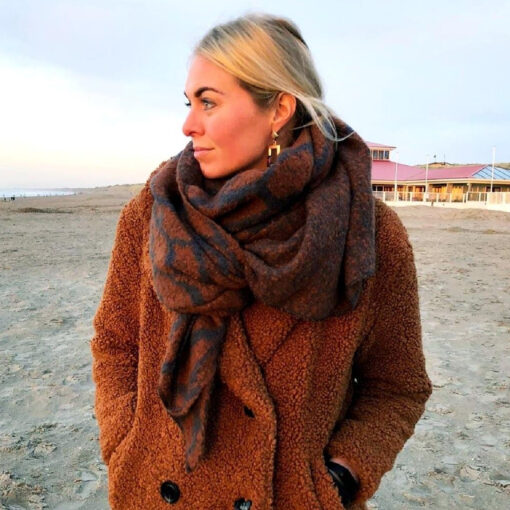 Shawl Zermatt gedragen door vrouw op het strand